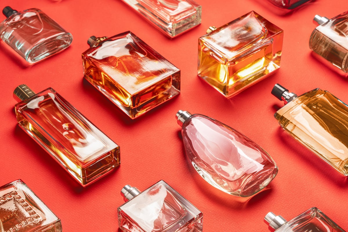 Colección de elegantes frascos de perfume reflejando la luz