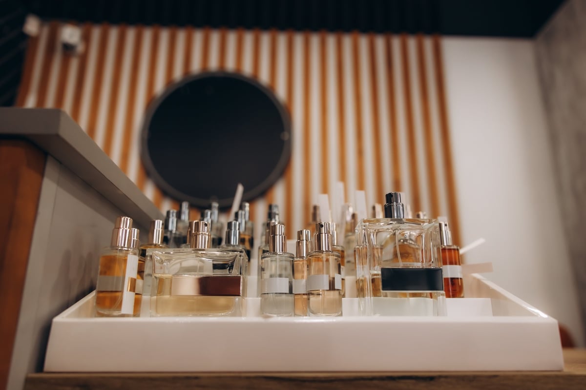 Fila de frascos de perfume y fragancias en una boutique de belleza y bienestar